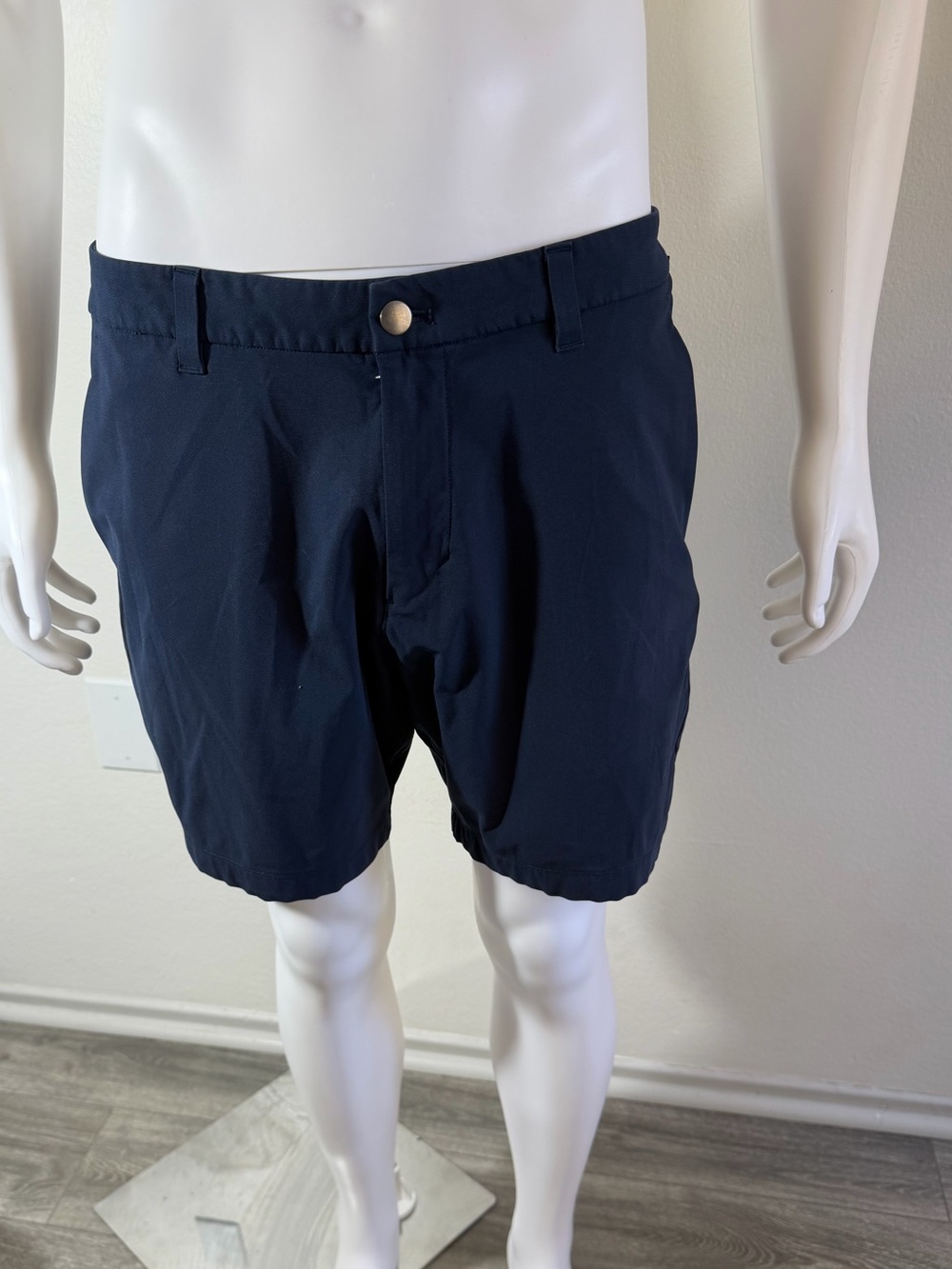 Lululemon Commission shorts in navy, featuring a classic back pocket design